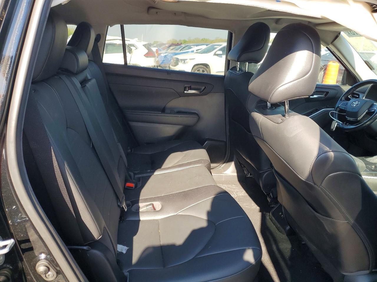 2021 TOYOTA HIGHLANDER XLE photo 11