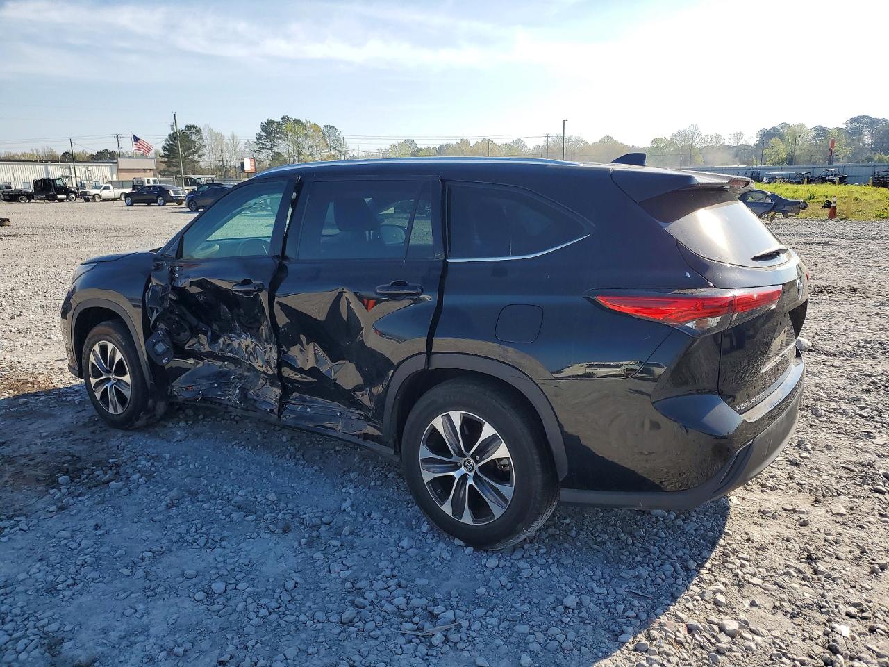 2021 TOYOTA HIGHLANDER XLE photo 2