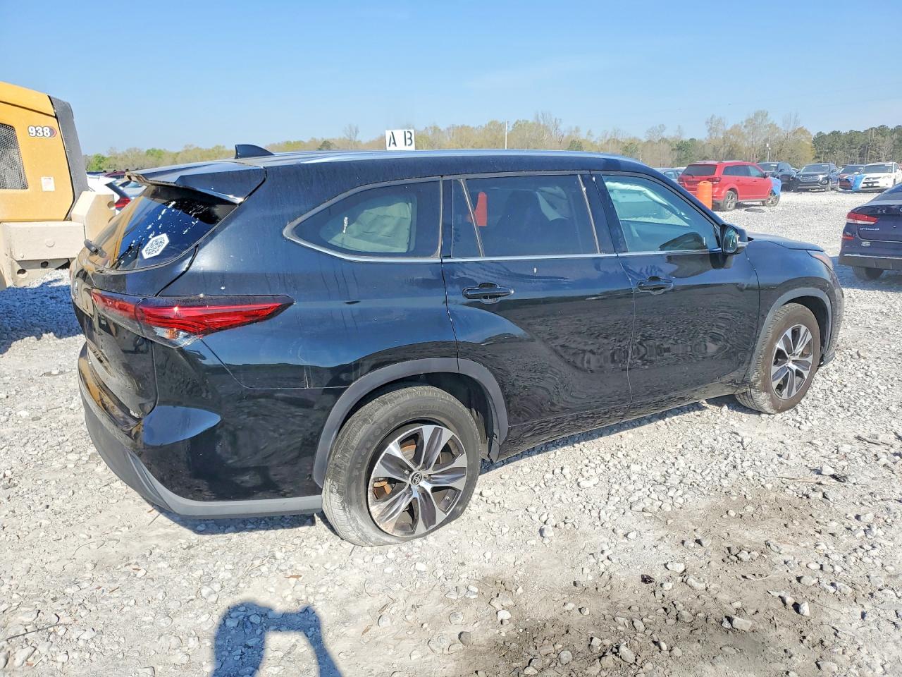 2021 TOYOTA HIGHLANDER XLE photo 3