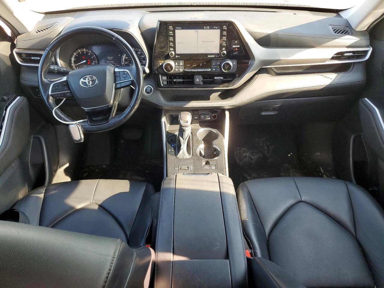 2021 TOYOTA HIGHLANDER XLE photo 8