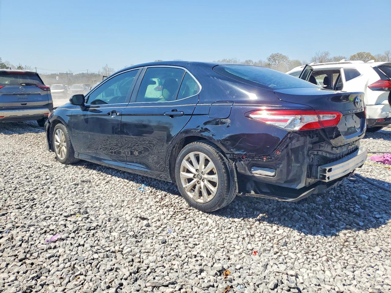2018 TOYOTA CAMRY LE photo 3