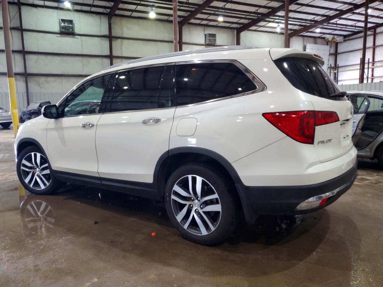 2016 HONDA PILOT TOURING photo 2