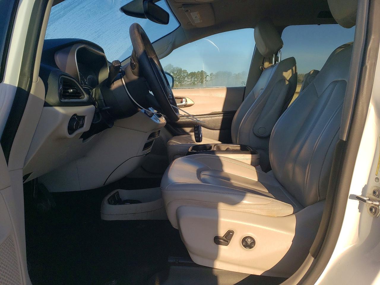 2021 CHRYSLER VOYAGER photo 19