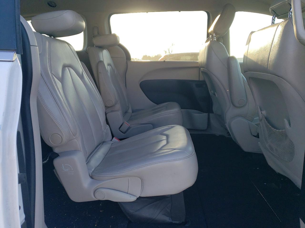 2021 CHRYSLER VOYAGER photo 31