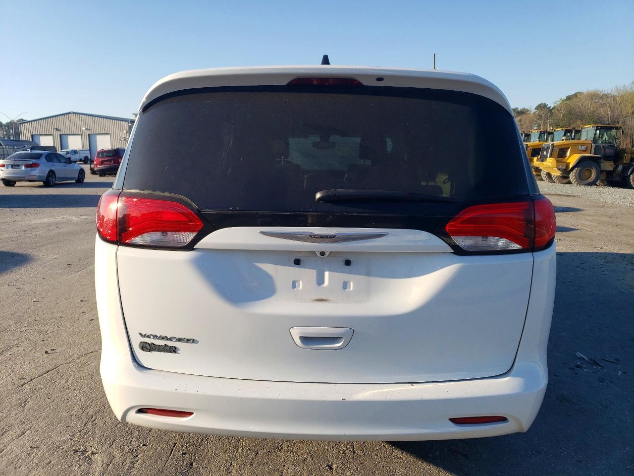 2021 CHRYSLER VOYAGER photo 16