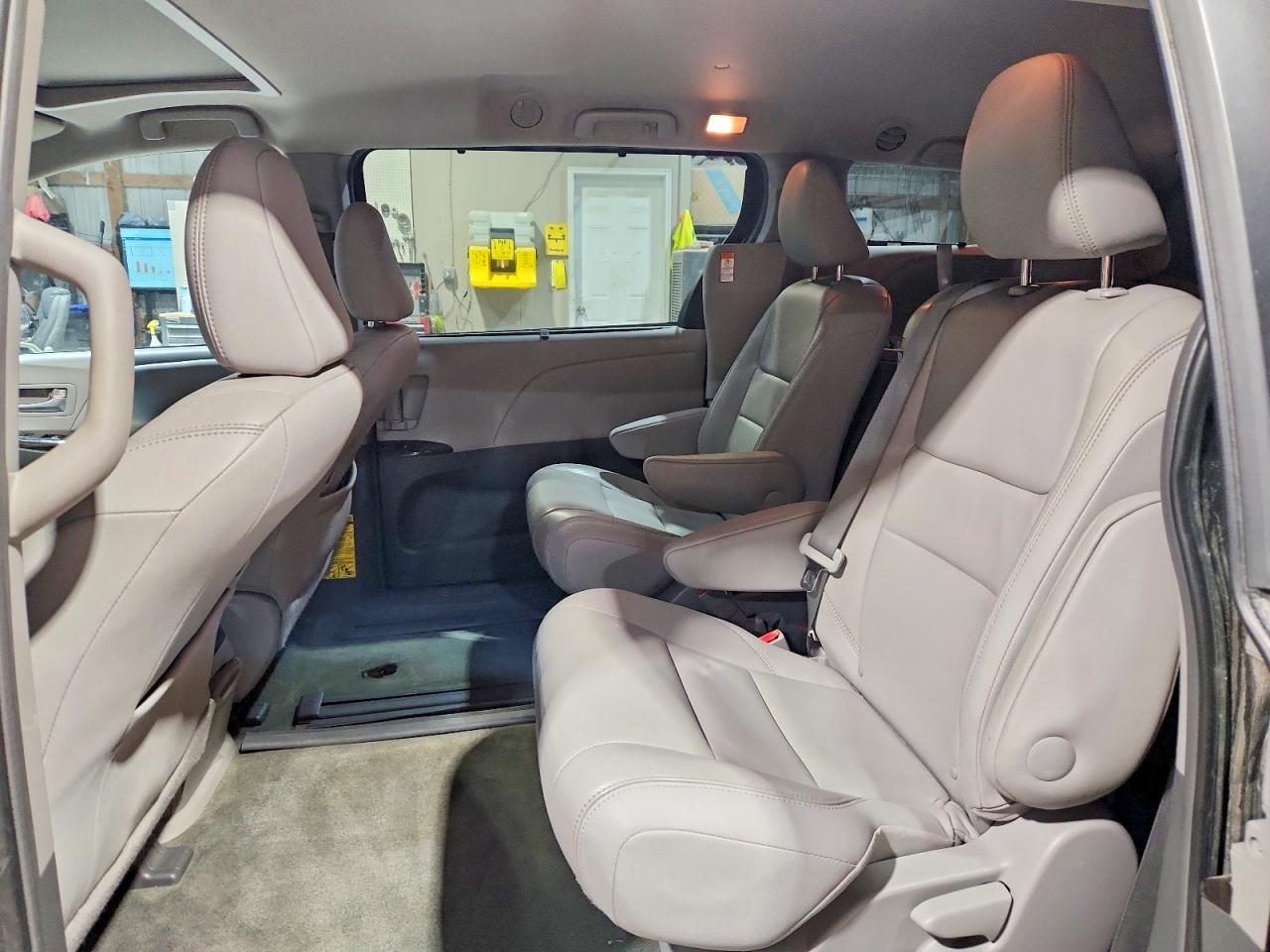 2015 TOYOTA SIENNA XLE 8-PASSENGER photo 11