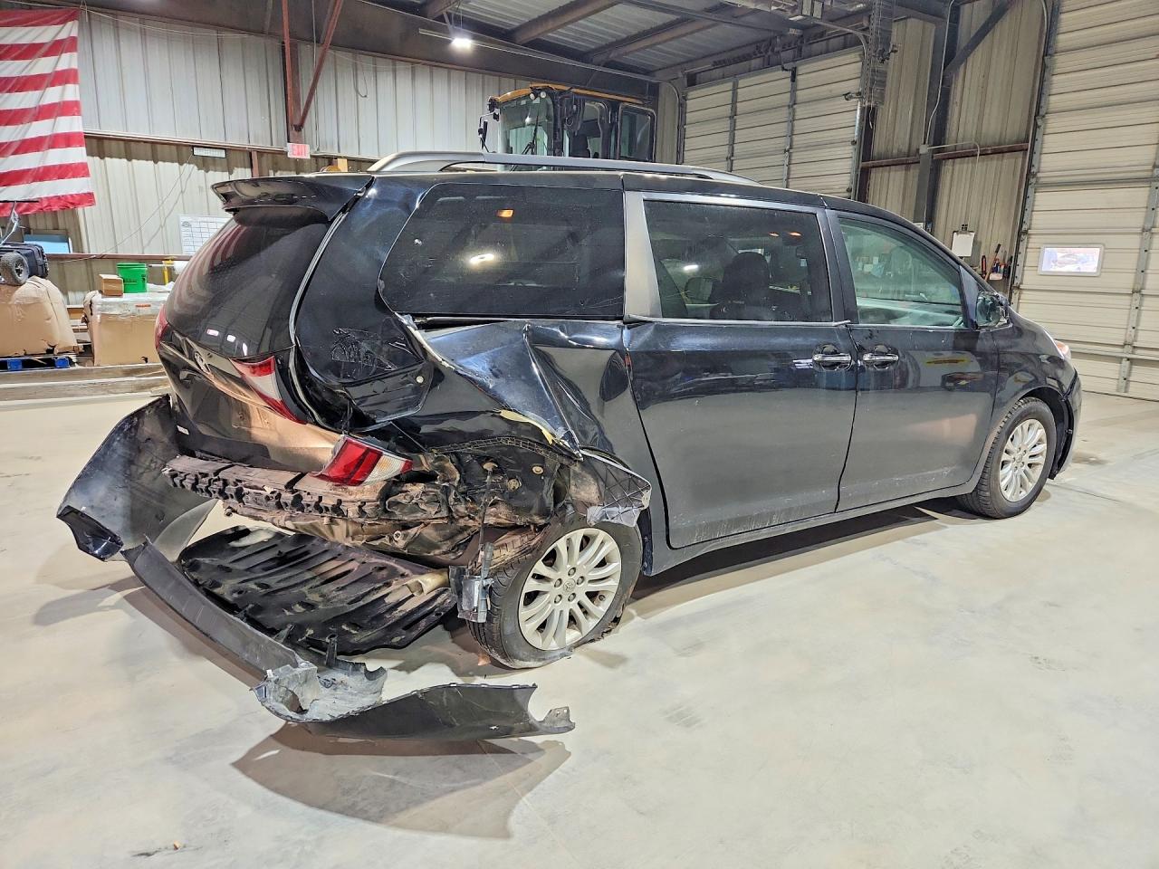 2015 TOYOTA SIENNA XLE 8-PASSENGER photo 3