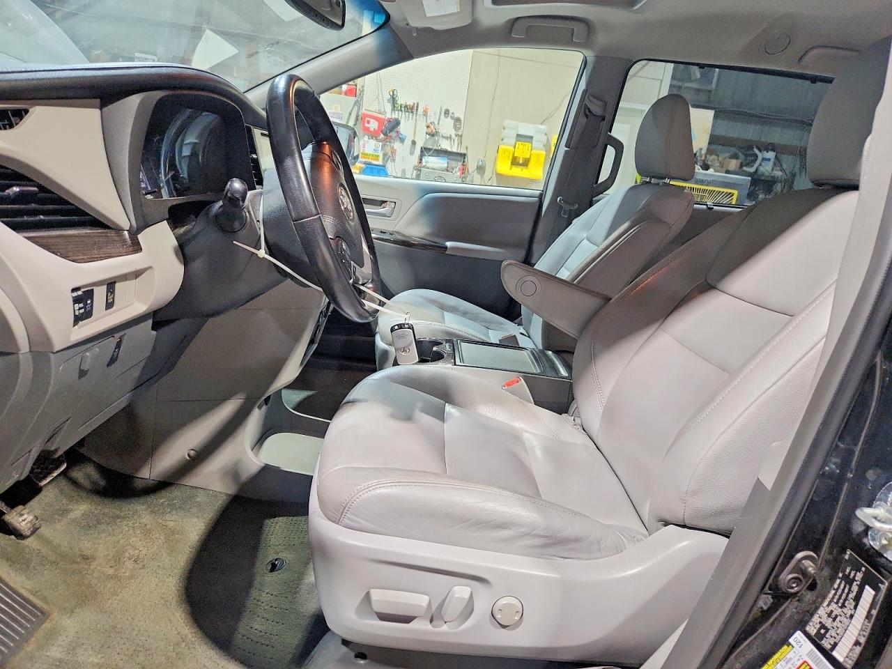 2015 TOYOTA SIENNA XLE 8-PASSENGER photo 7