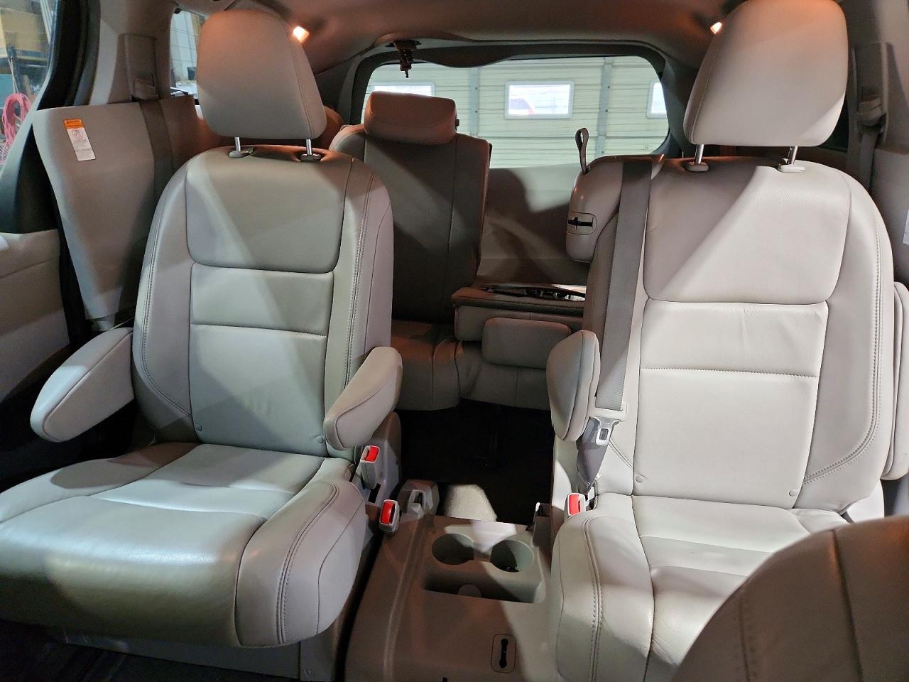 2015 TOYOTA SIENNA XLE 8-PASSENGER photo 10