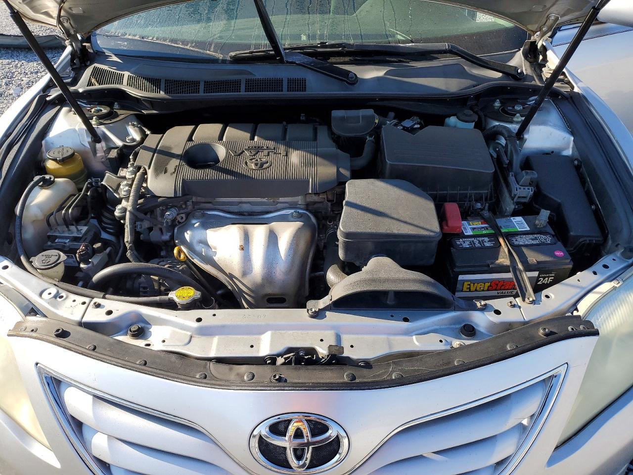 2010 TOYOTA CAMRY LE photo 11