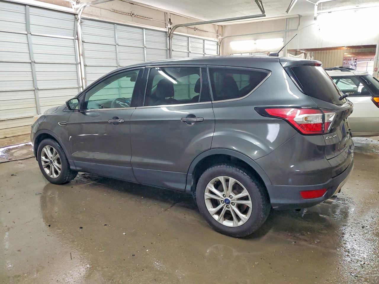 2017 FORD ESCAPE SE photo 2