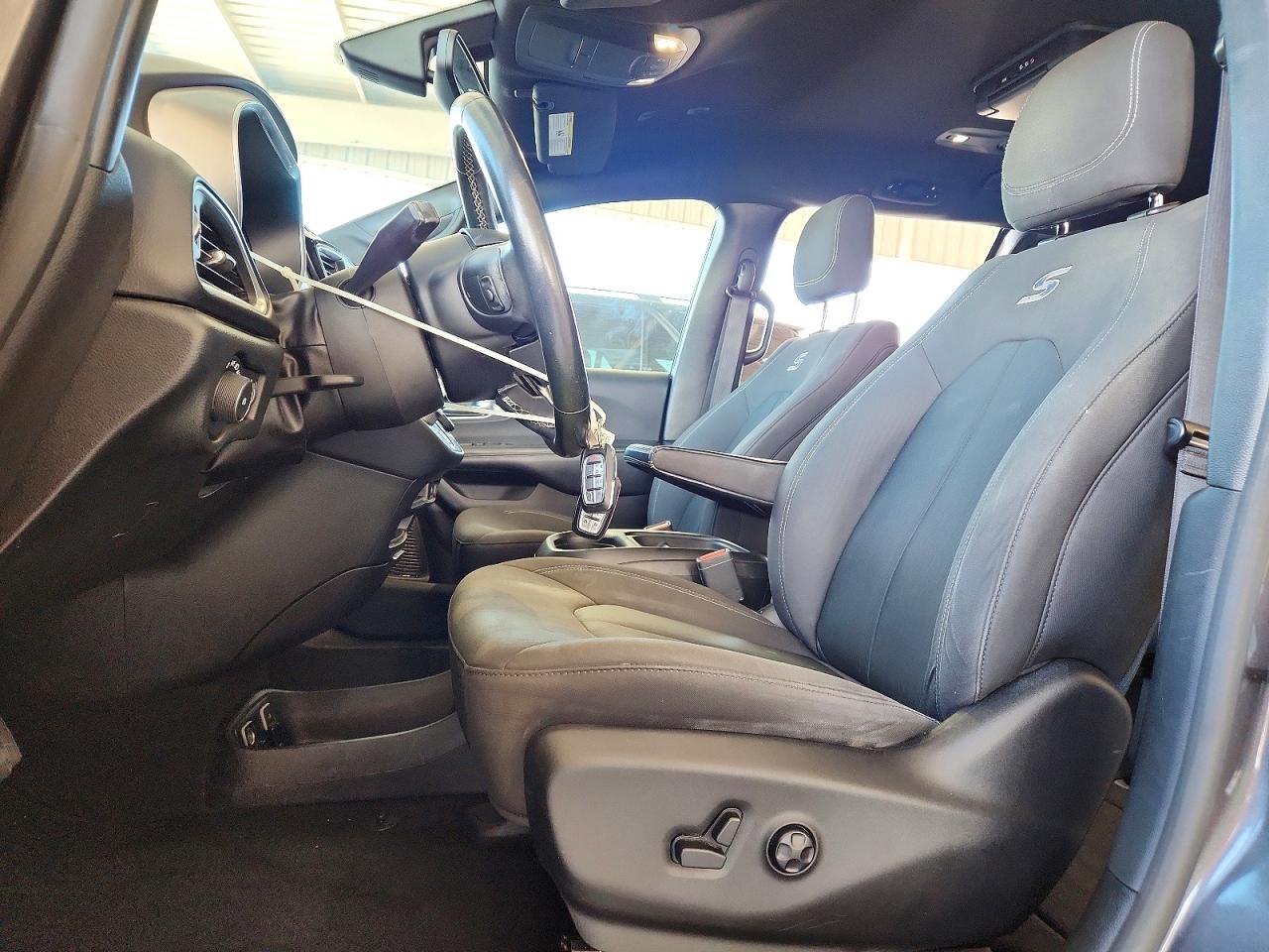 2019 CHRYSLER PACIFICA TOURING PLUS photo 19