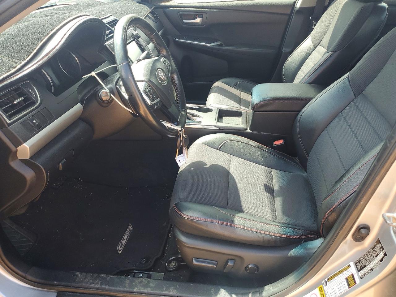 2016 TOYOTA CAMRY SE photo 19