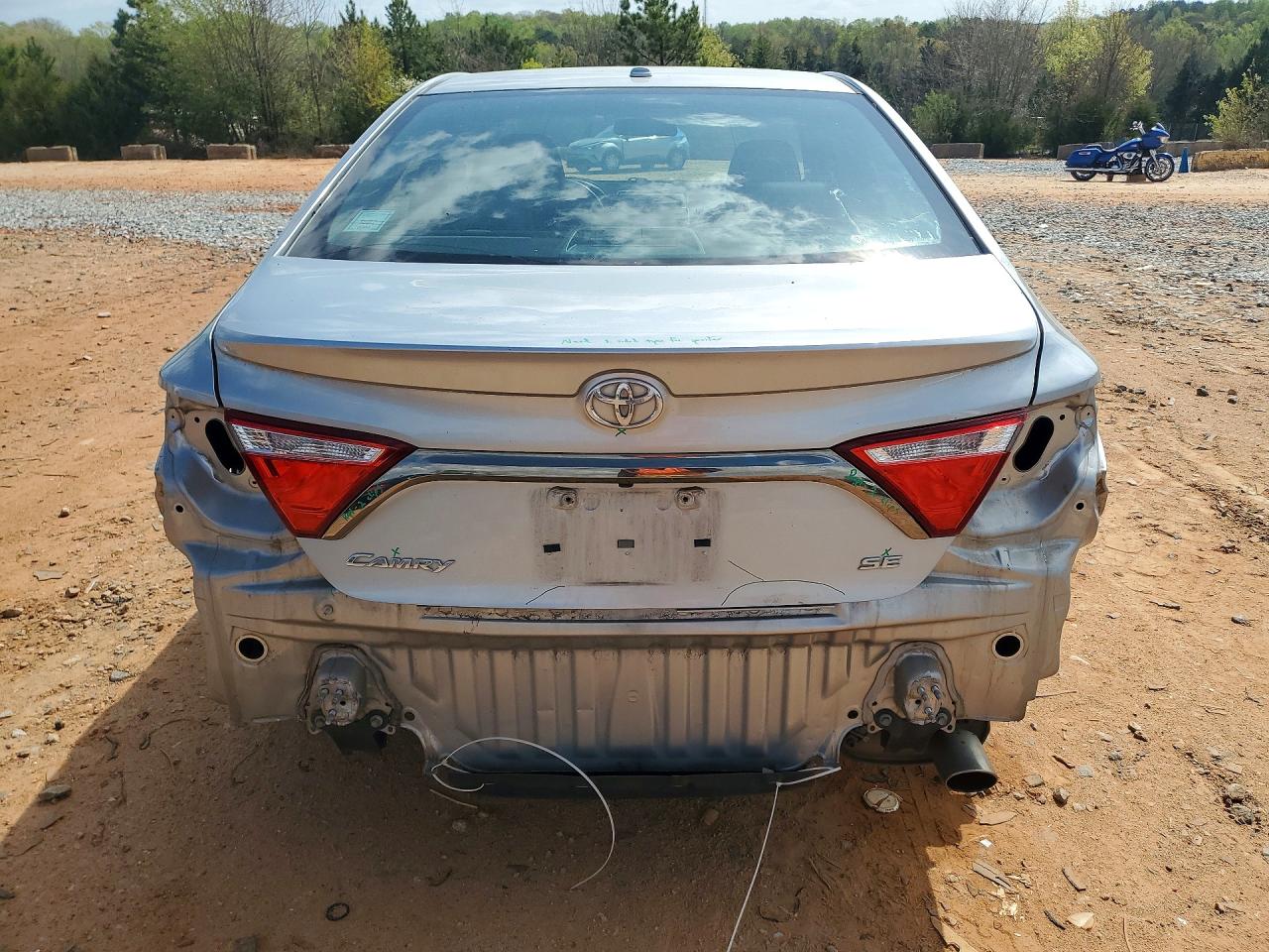 2016 TOYOTA CAMRY SE photo 16
