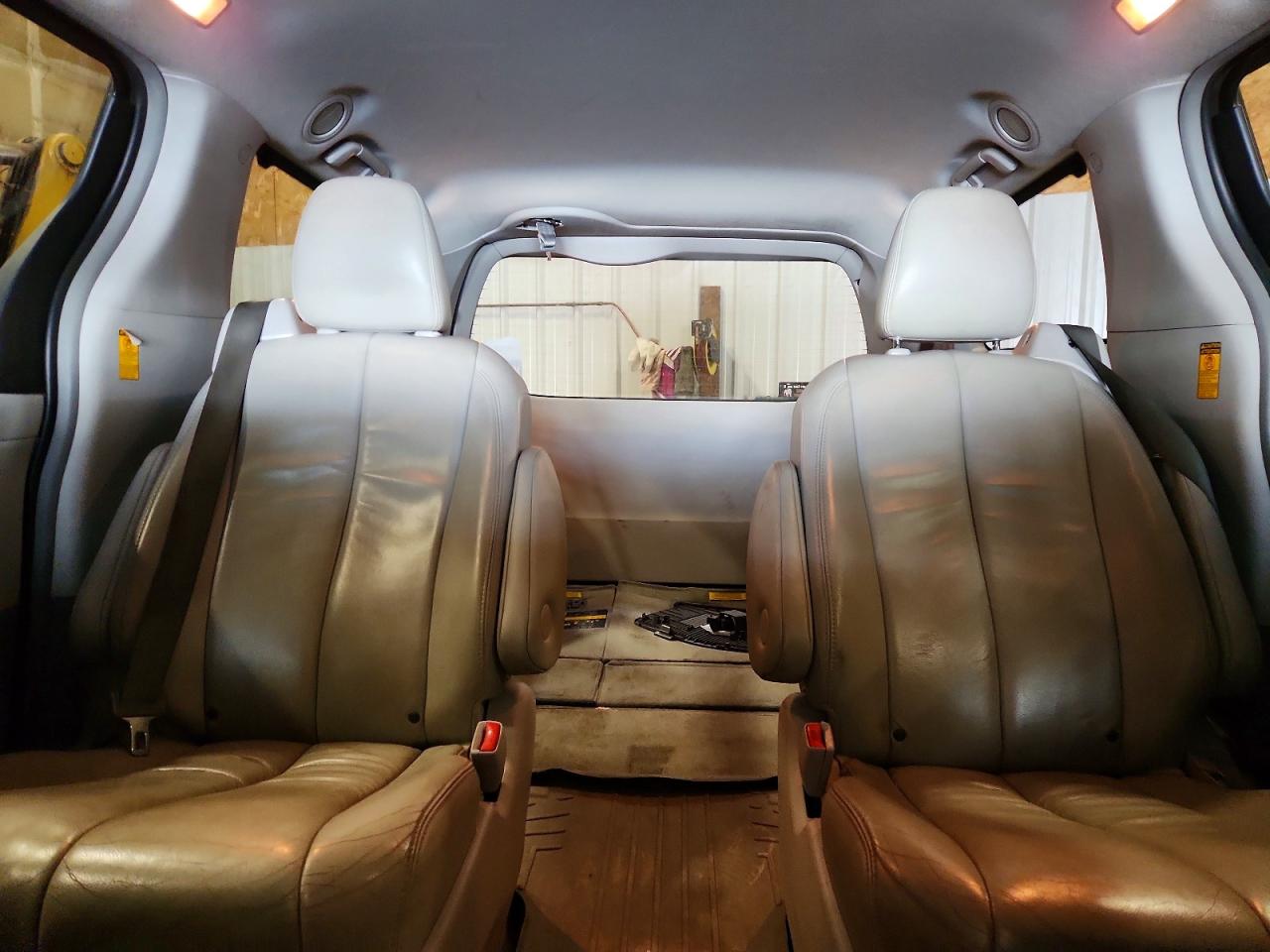 2014 TOYOTA SIENNA photo 10