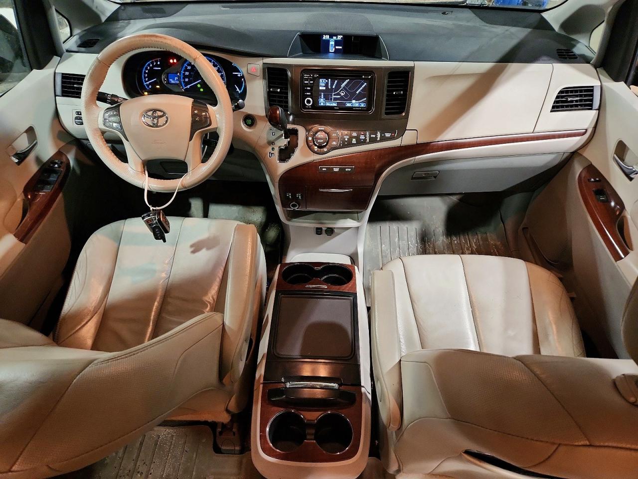 2014 TOYOTA SIENNA photo 8