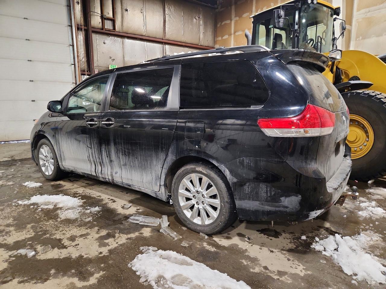 2014 TOYOTA SIENNA photo 2