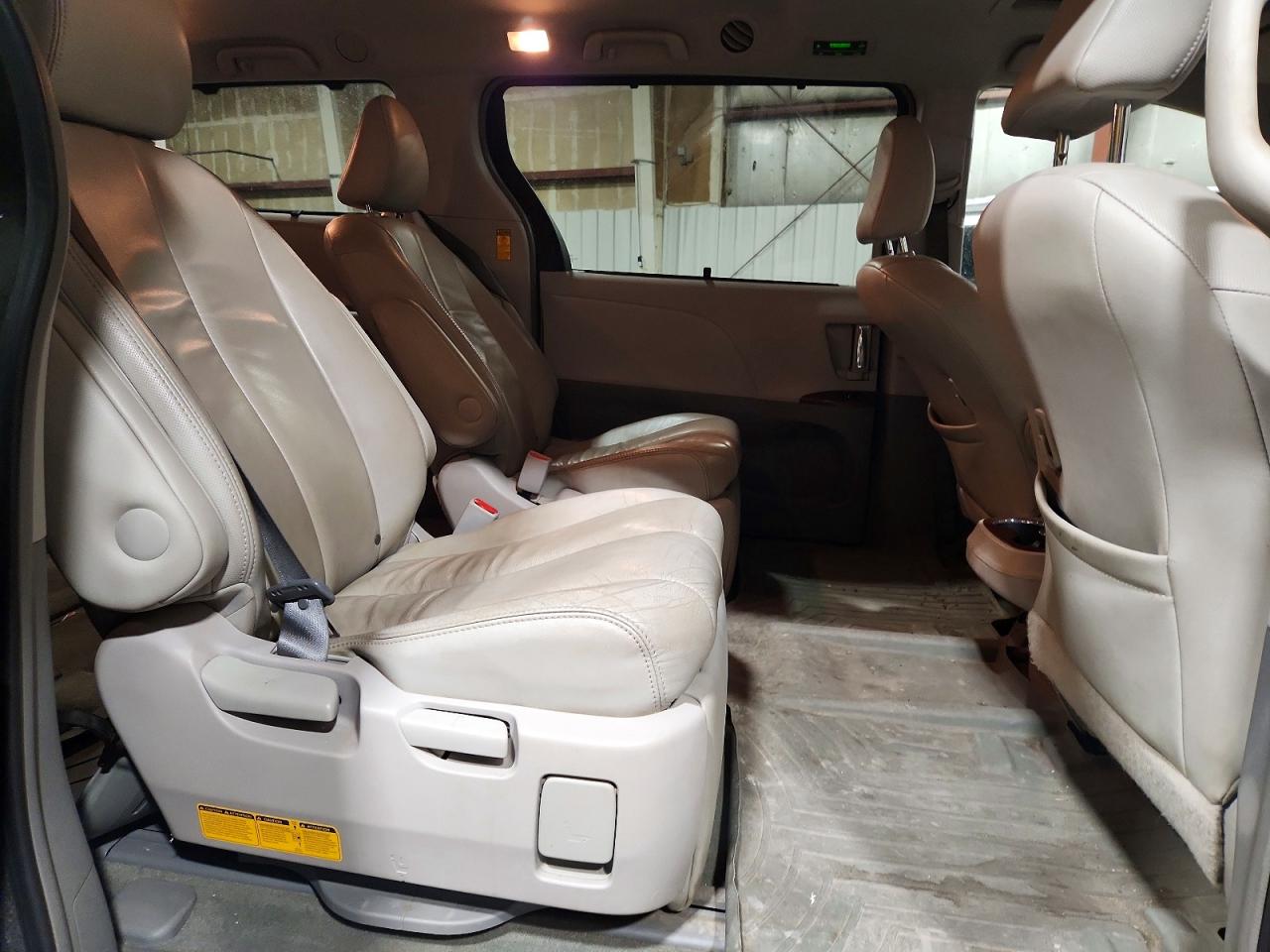 2014 TOYOTA SIENNA photo 11