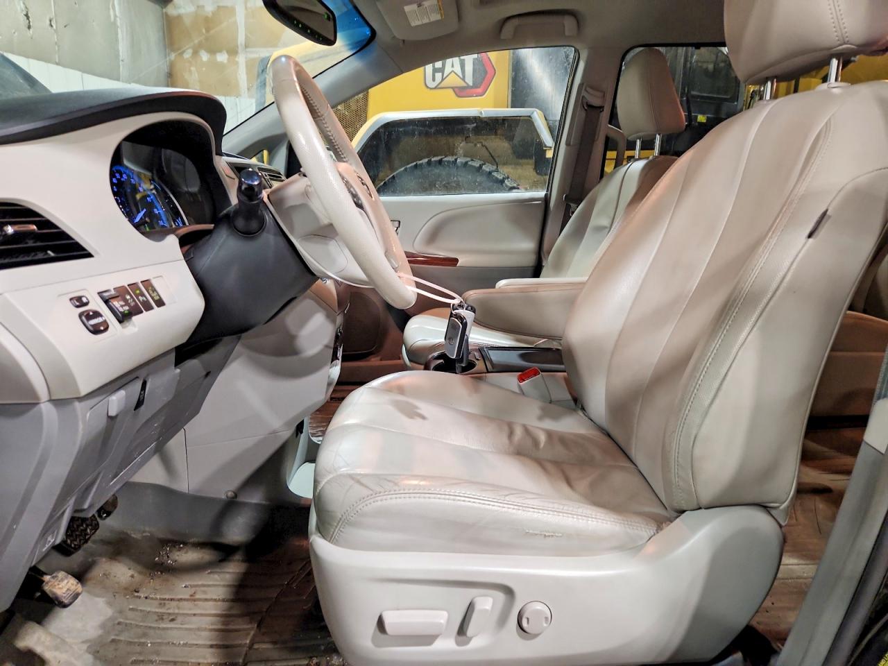 2014 TOYOTA SIENNA photo 7