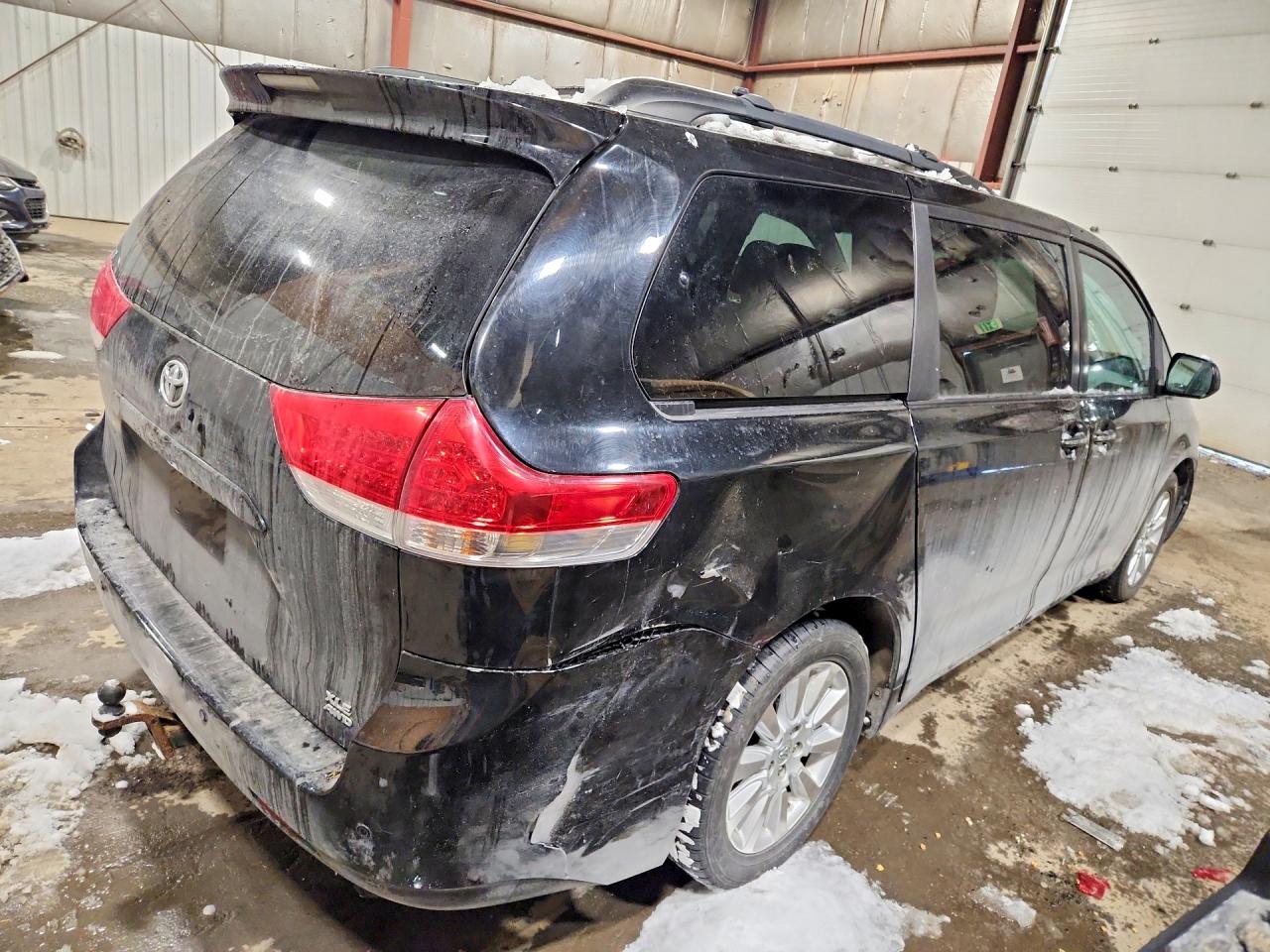 2014 TOYOTA SIENNA photo 3