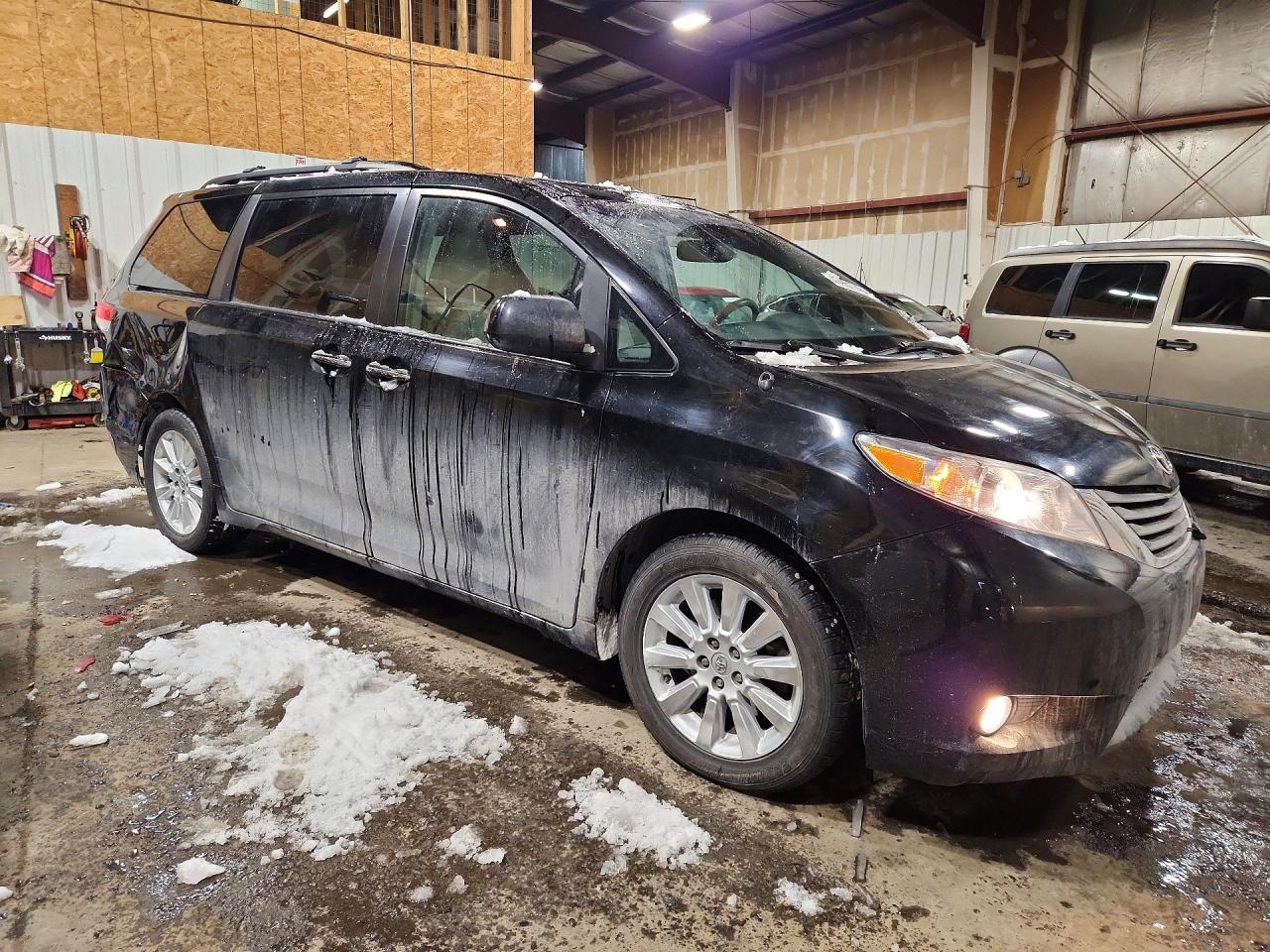 2014 TOYOTA SIENNA photo 4