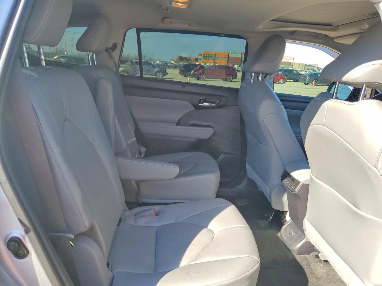 2022 TOYOTA HIGHLANDER XLE photo 31