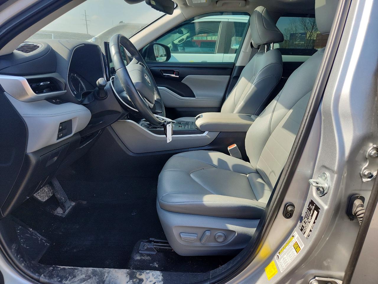 2022 TOYOTA HIGHLANDER XLE photo 19