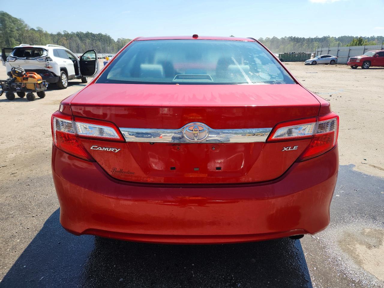 2012 TOYOTA CAMRY XLE photo 11