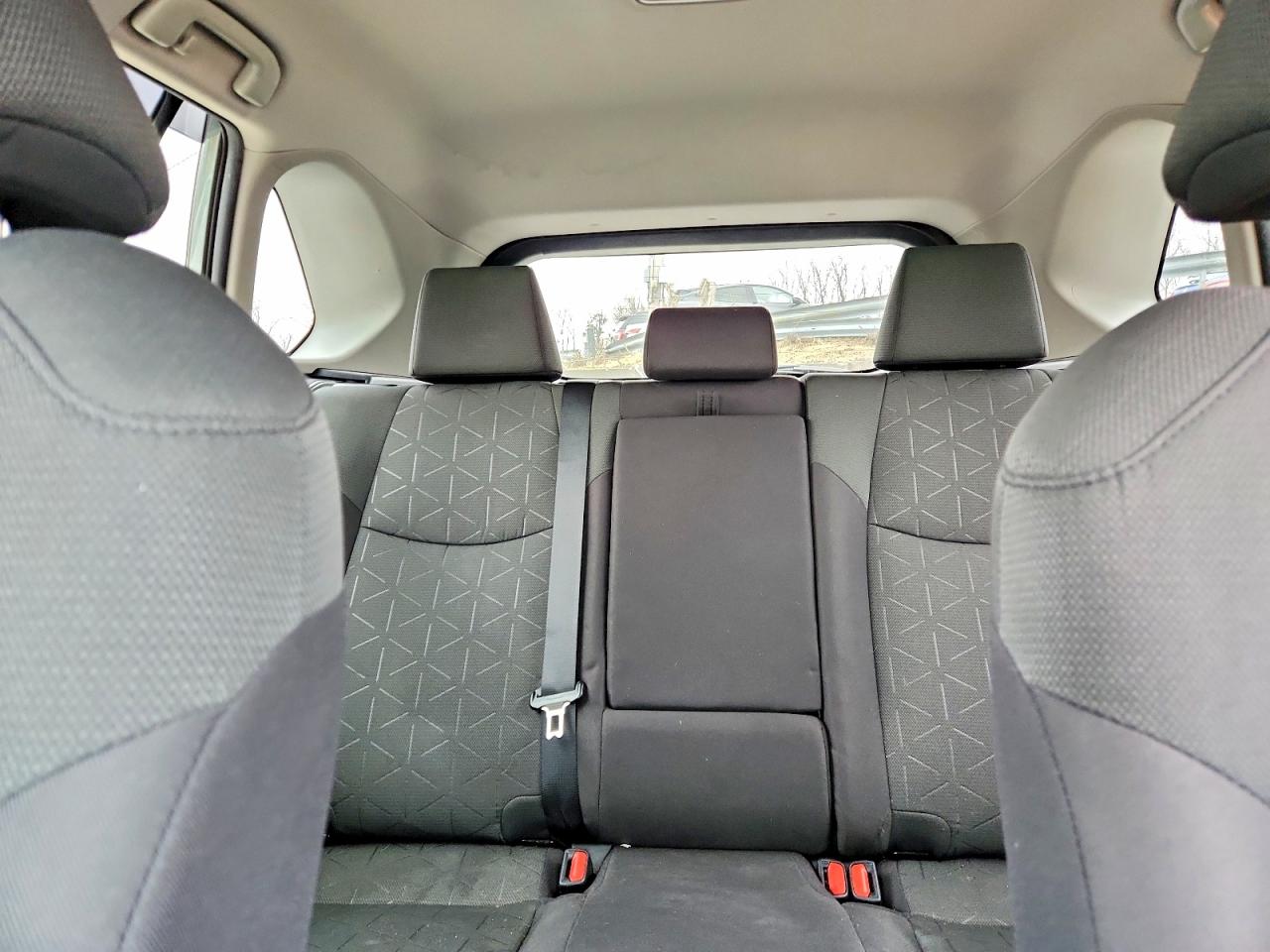 2021 TOYOTA RAV4 XLE photo 10