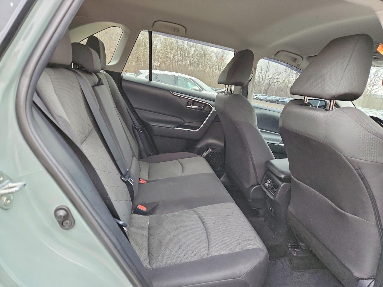 2021 TOYOTA RAV4 XLE photo 11