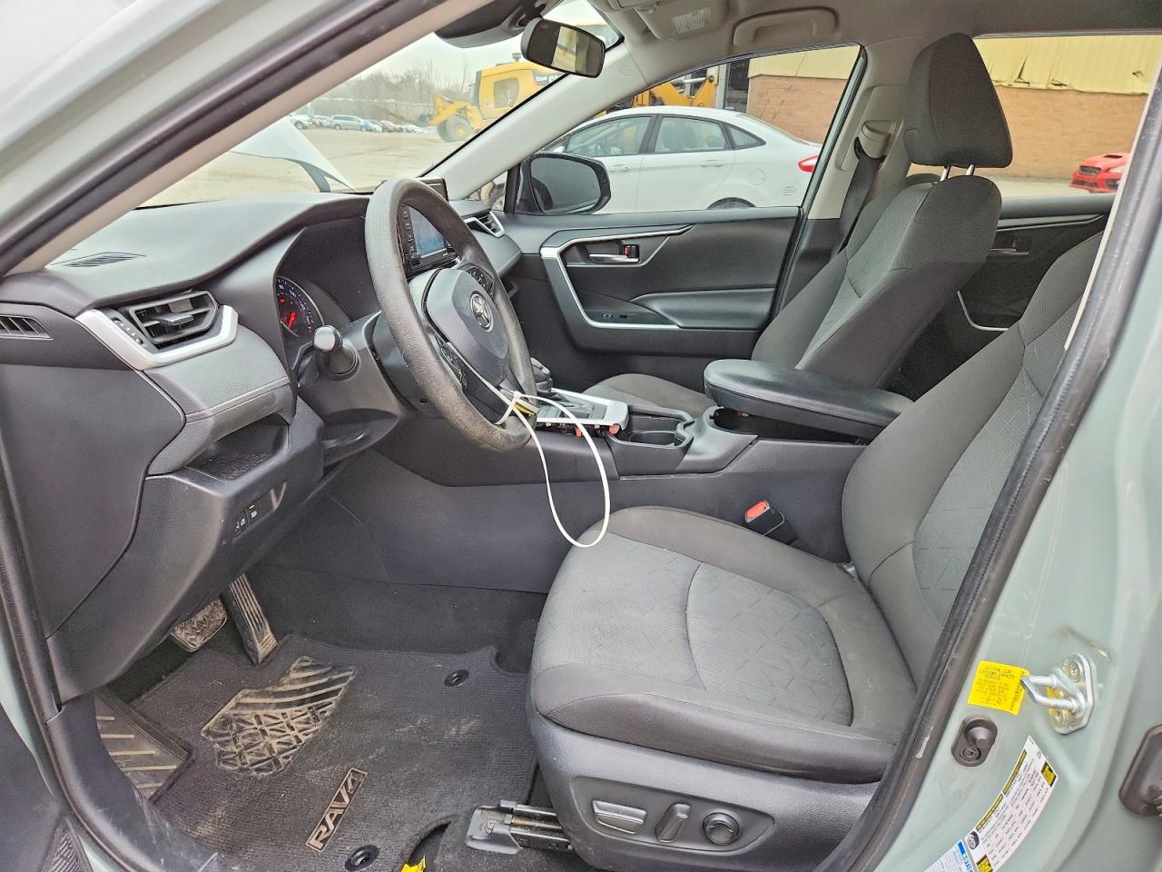 2021 TOYOTA RAV4 XLE photo 7