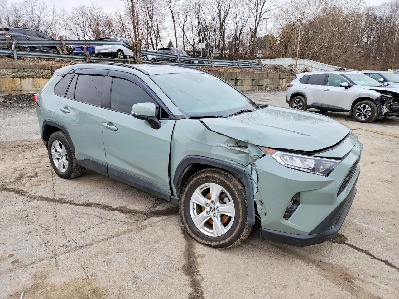 2021 TOYOTA RAV4 XLE photo 4