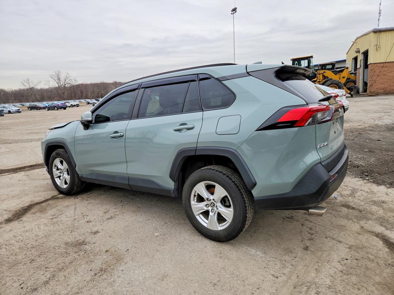 2021 TOYOTA RAV4 XLE photo 2