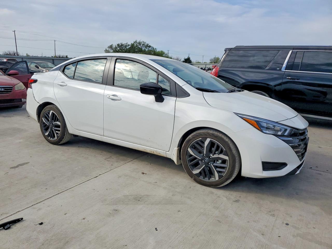 2025 NISSAN VERSA SR photo 4