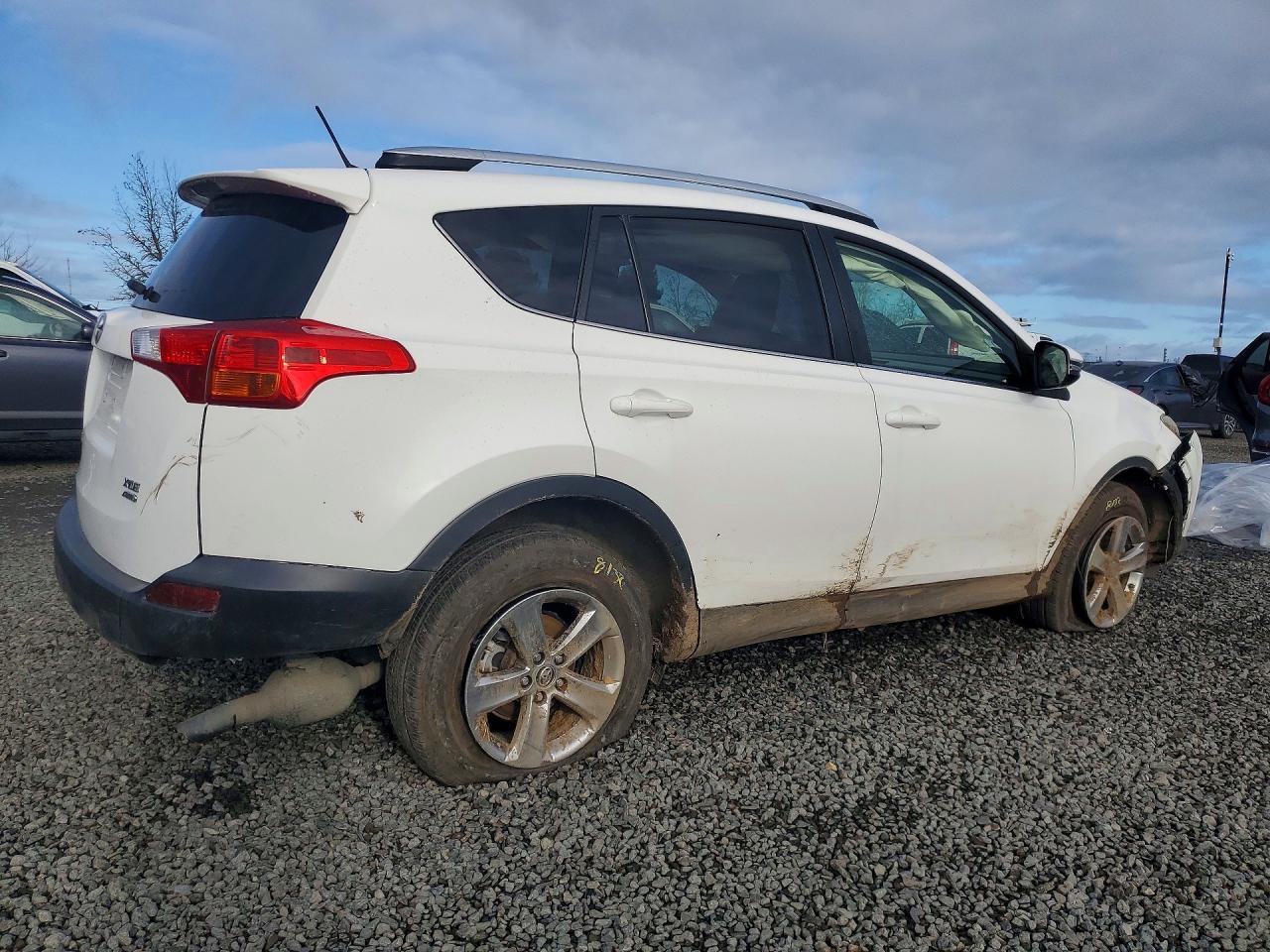 2015 TOYOTA RAV4 XLE photo 5