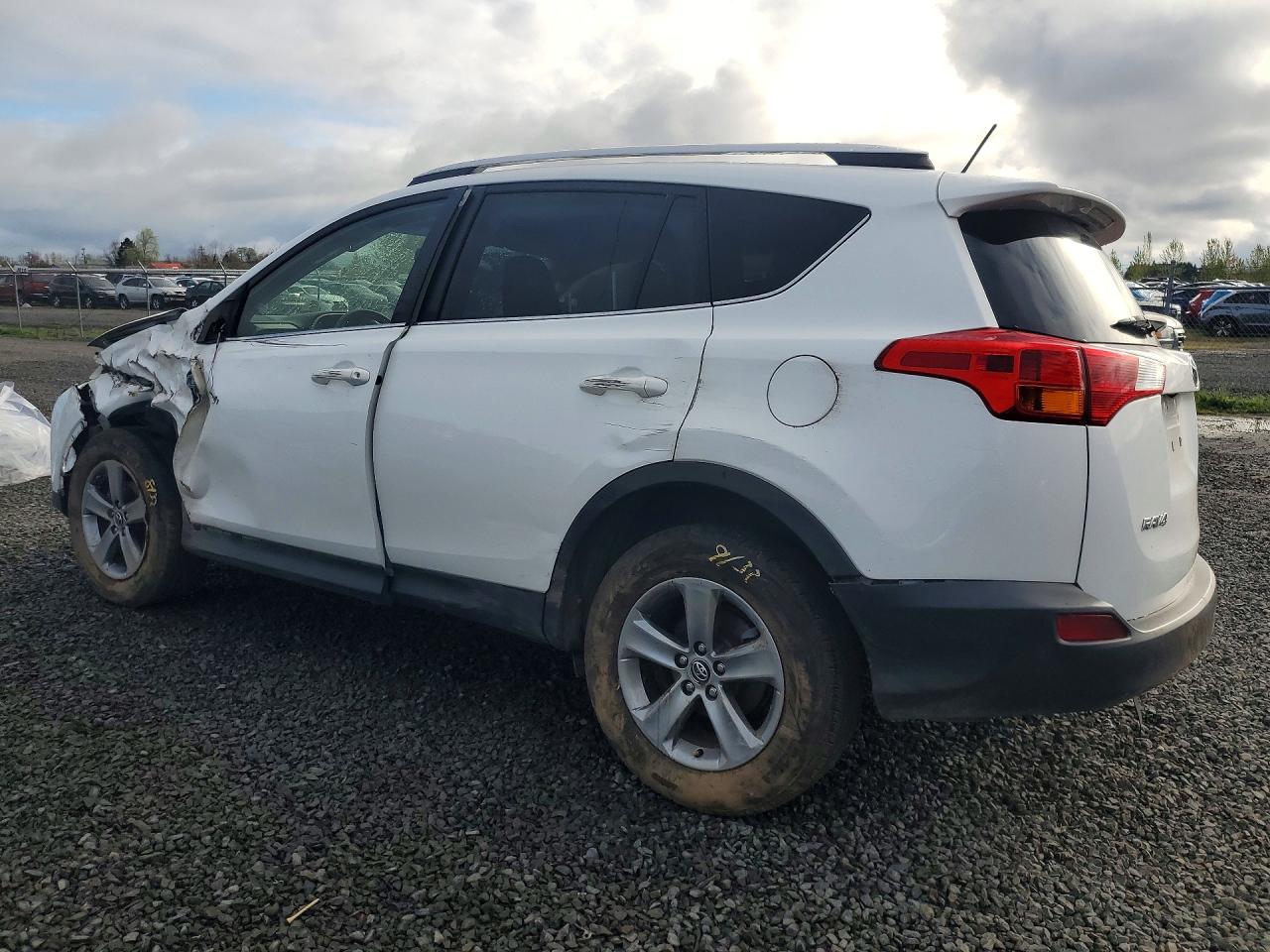 2015 TOYOTA RAV4 XLE photo 3
