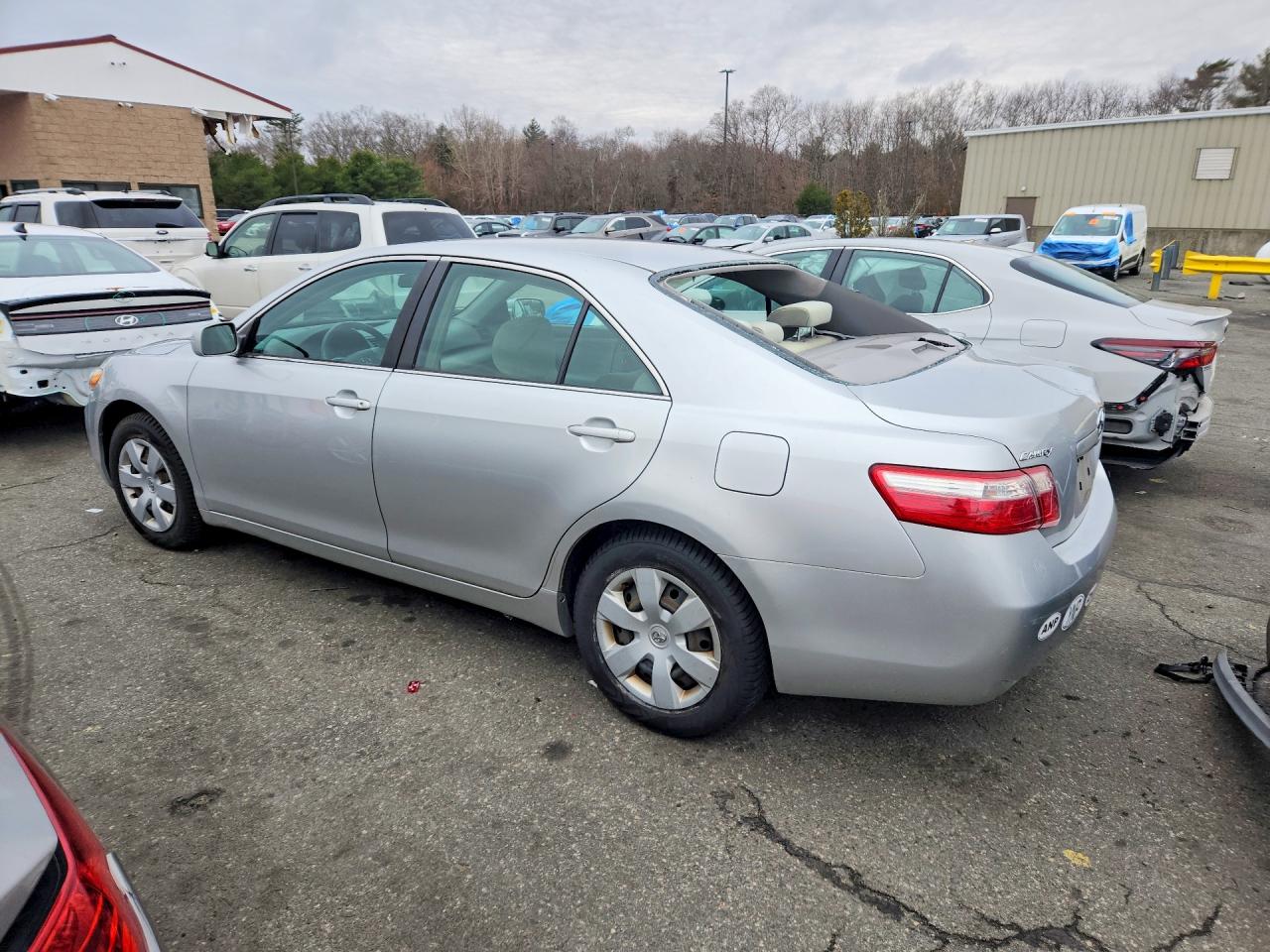 2009 TOYOTA CAMRY LE photo 2