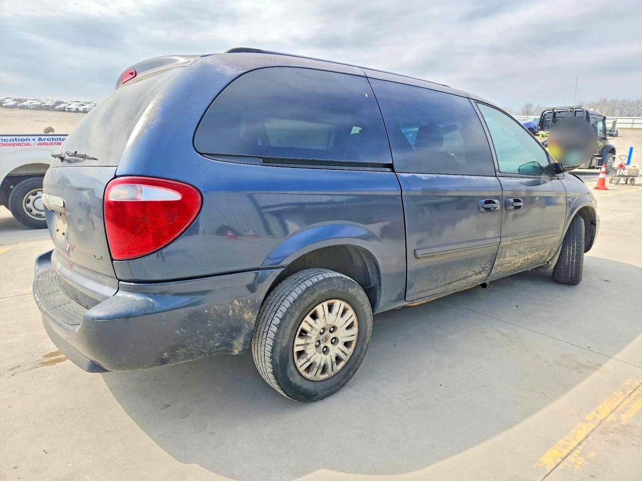 2007 CHRYSLER TOWN & COUNTRY LX photo 5