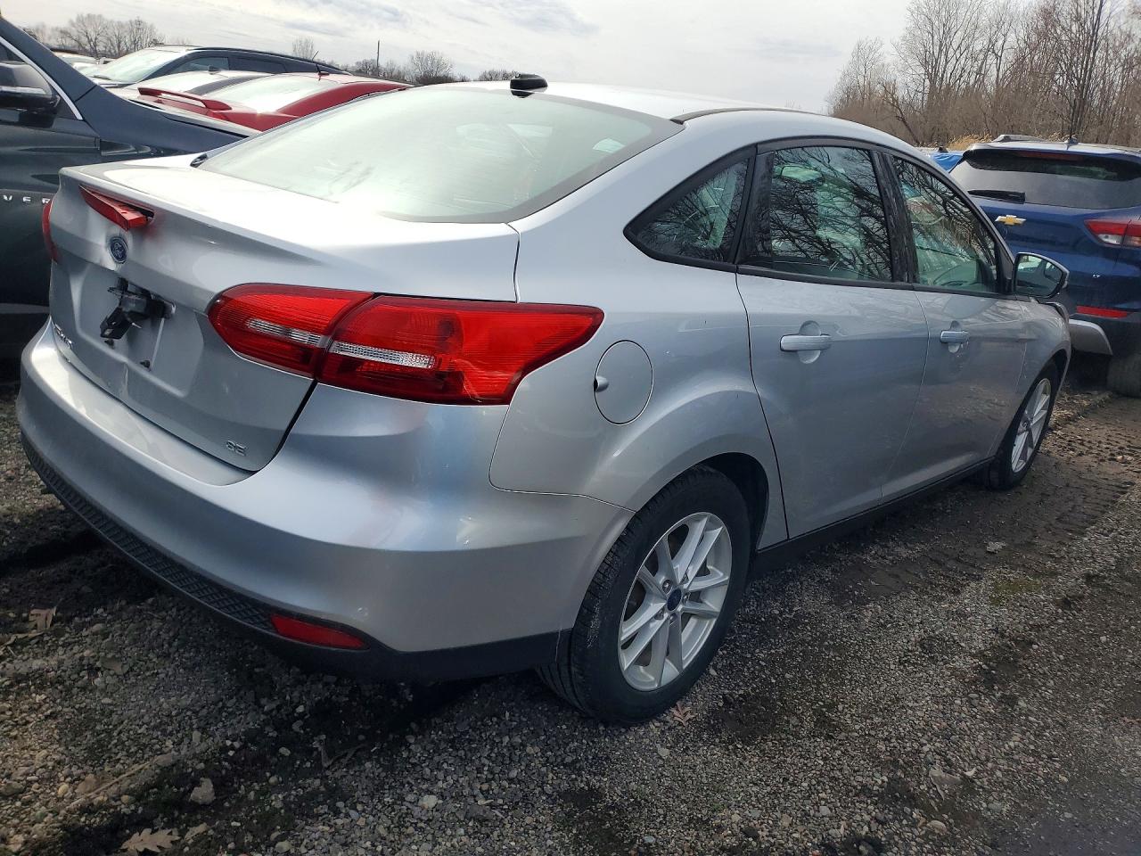 2017 FORD FOCUS SE photo 3