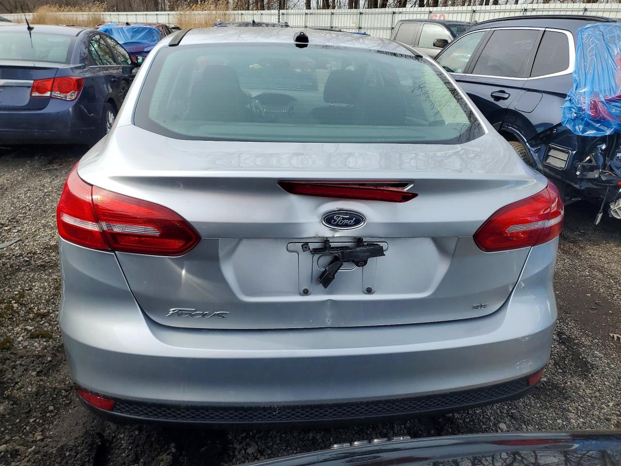 2017 FORD FOCUS SE photo 6