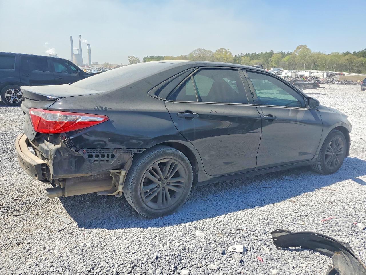 2017 TOYOTA CAMRY SE photo 3