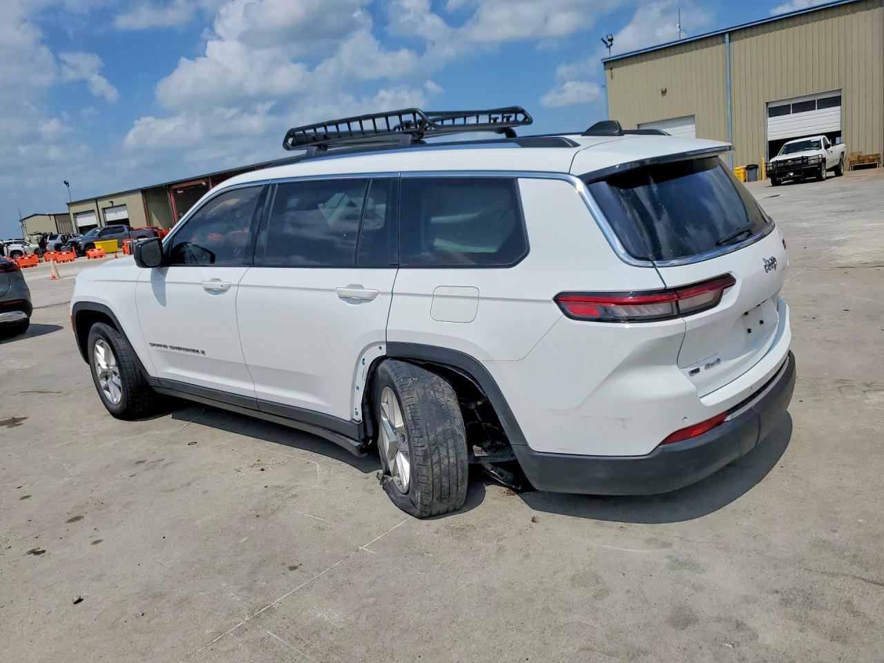 2022 JEEP GRAND CHEROKEE L LAREDO photo 2