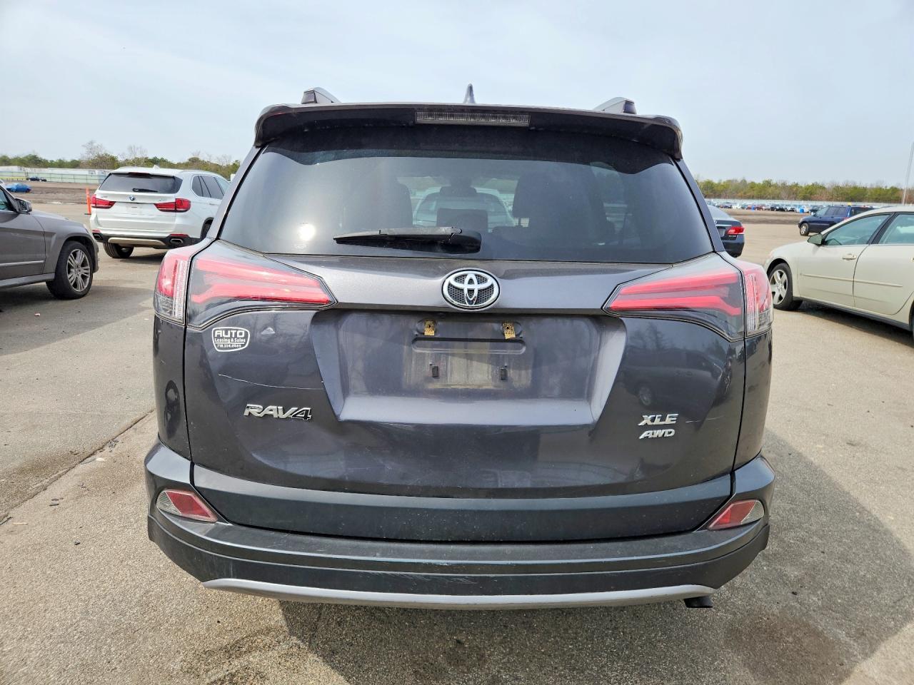 2018 TOYOTA RAV 4 photo 11
