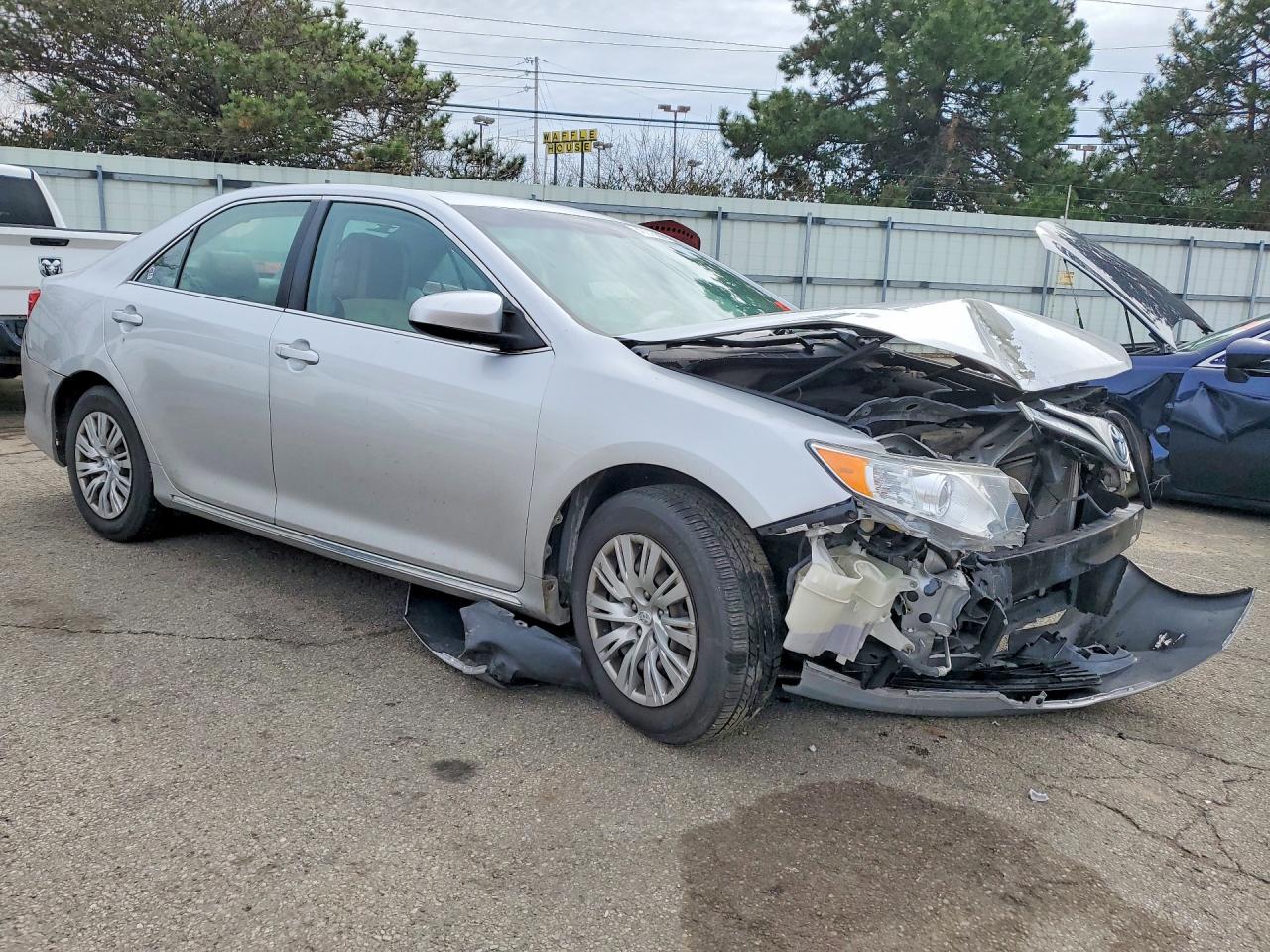 2013 TOYOTA CAMRY LE photo 4