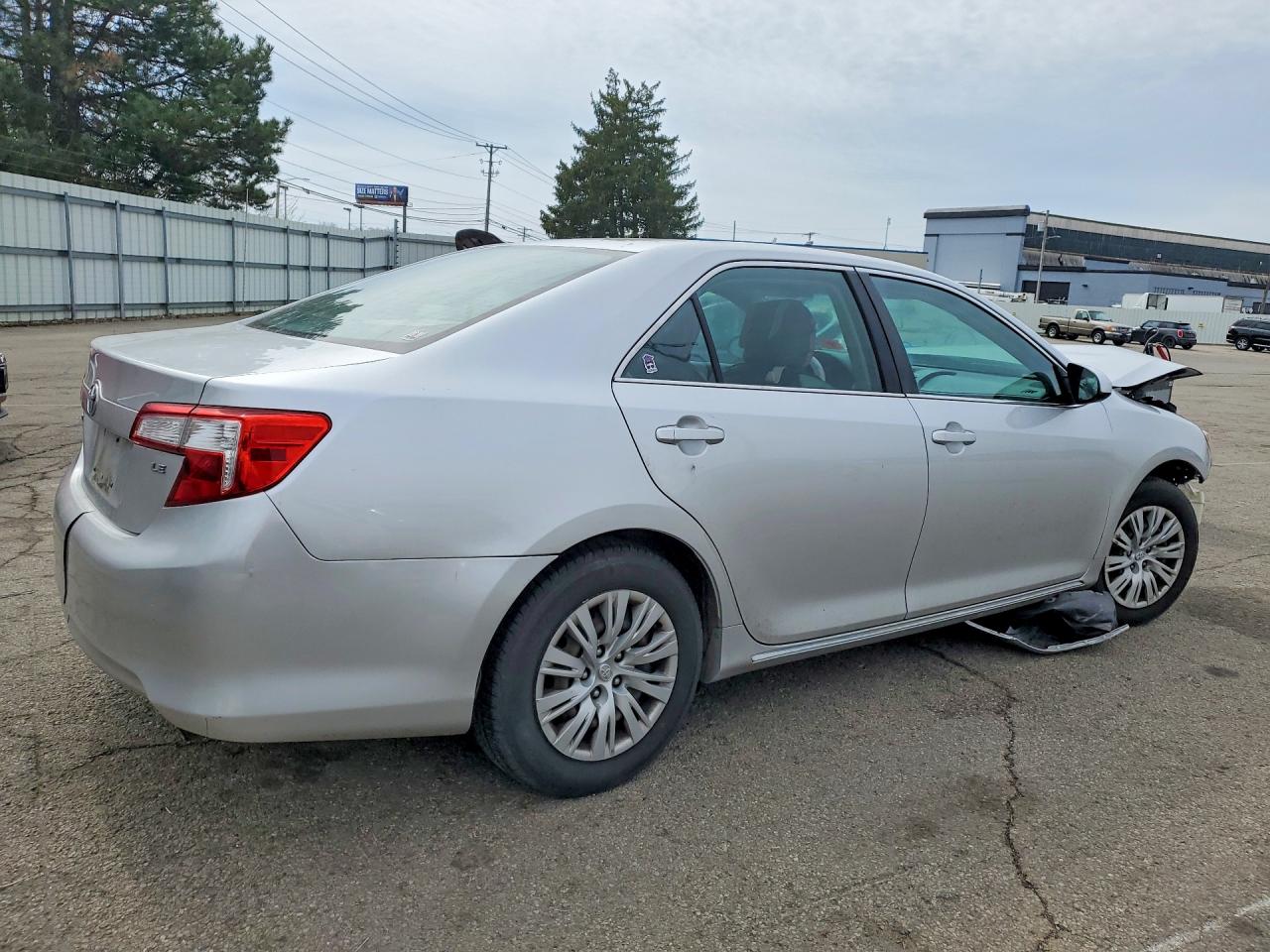 2013 TOYOTA CAMRY LE photo 3