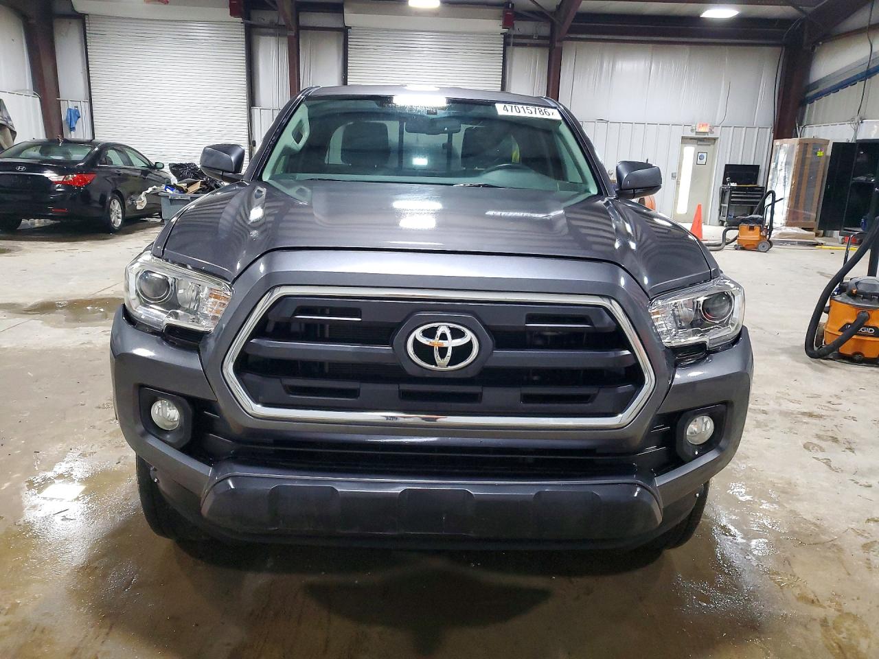 2017 TOYOTA TACOMA photo 9