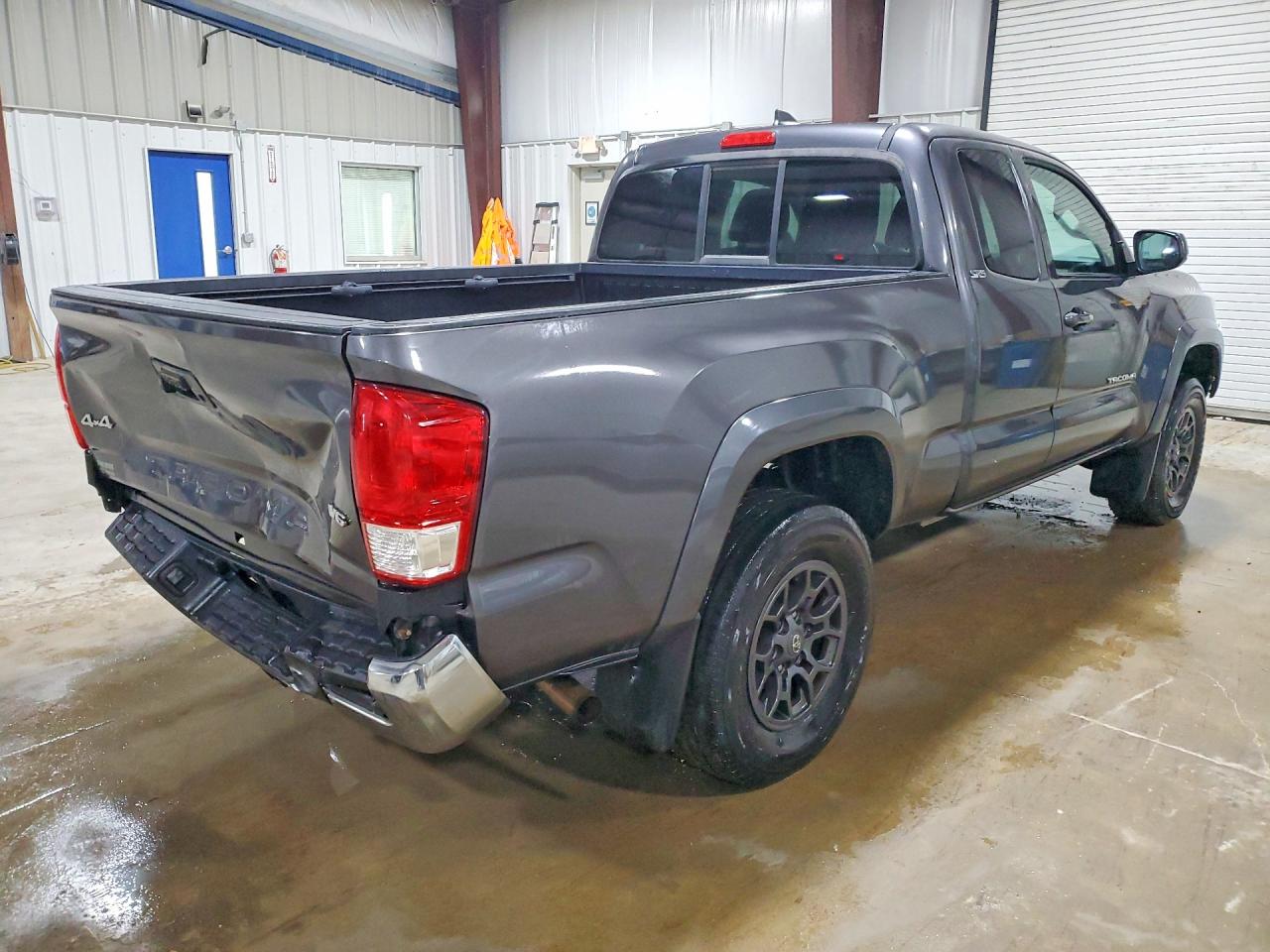 2017 TOYOTA TACOMA photo 5