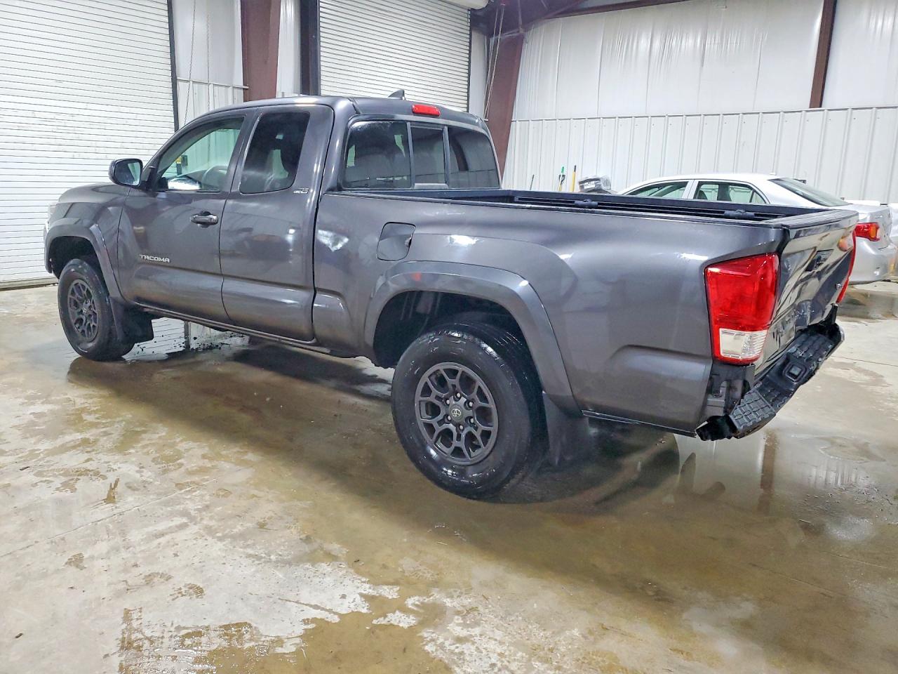 2017 TOYOTA TACOMA photo 3