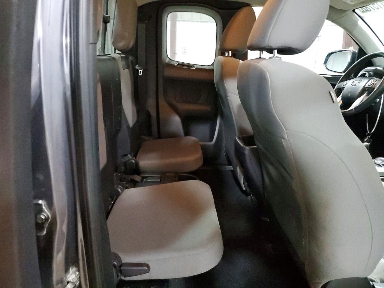 2017 TOYOTA TACOMA photo 19