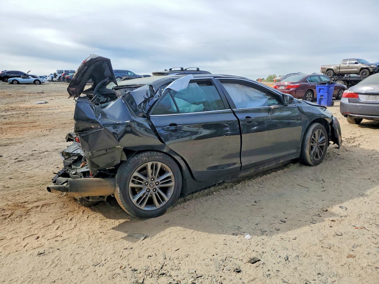 2015 TOYOTA CAMRY SE photo 5